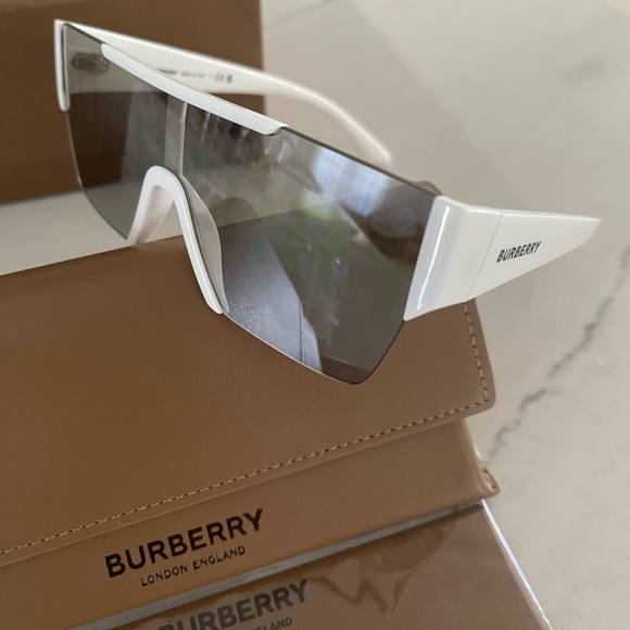 BURBERRY SHIELDS WITH SILVER & GOLD BURBERRY WRITTEN ON MIRROR LENSES SUNNIES - Picture 10 of 16